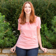 Woman in stour jersey t-shirt soft pink 