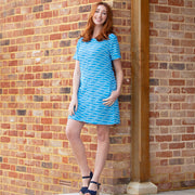 Woman in kingston kleid wavy daisy 