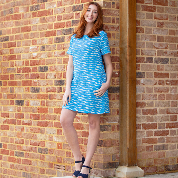Woman in kingston kleid wavy daisy 