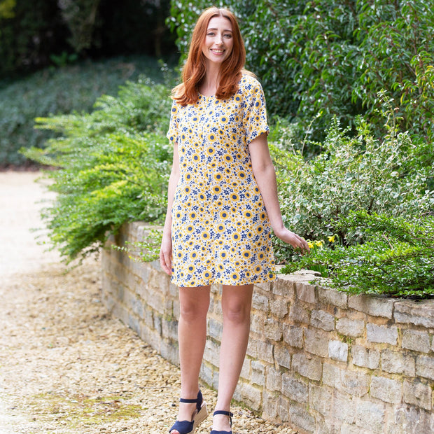 Woman in kingston kleid sea breeze 