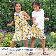 Woman in kingston kleid sea breeze 