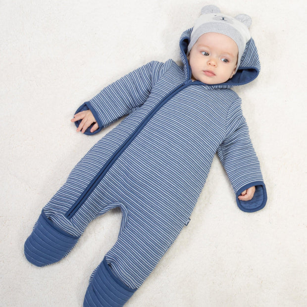 Baby in furrow anzug
