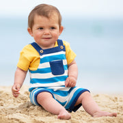 Baby im stripy latzhose aus baumwollstrick