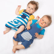 Baby im stripy latzhose aus baumwollstrick